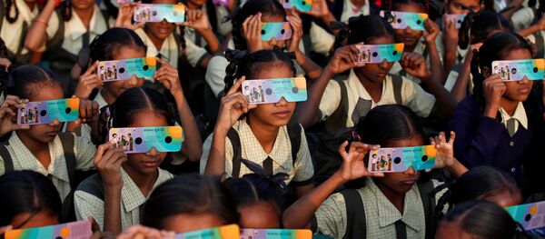 Дети в очках наблюдают солнечное затмение в Ахмедабаде, Индия Дети в очках наблюдают солнечное затмение в Ахмедабаде, Индия - Sputnik Грузия