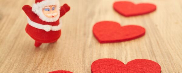 სათამაშო სანტა კლაუსი წითელი გულების ფონზე სათამაშო სანტა კლაუსი წითელი გულების ფონზე - Sputnik საქართველო