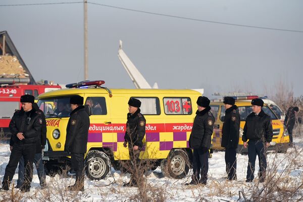 Сотрудники спасательной службы и полиции на месте крушения самолета Fokker 100 - Sputnik Грузия