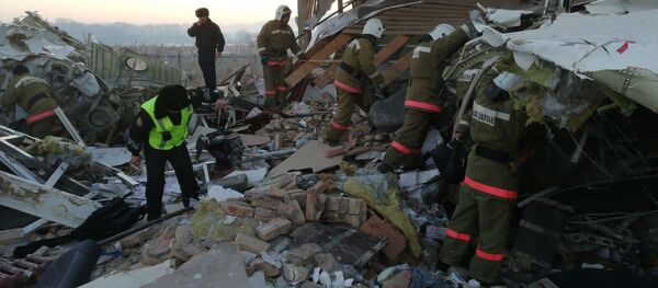 Сотрудники спасательной службы и полиции на месте крушения самолета Fokker 100 - Sputnik Грузия