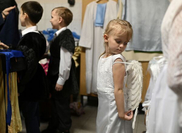 В Омске проходят торжественные мероприятия, посвященные Новогодним праздникам. Так, к примеру, маленькие дети готовятся к рождественской постановке в католической церкви  - Sputnik Грузия