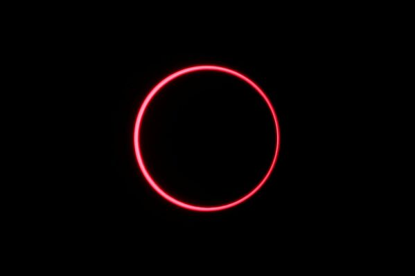 Последнее в 2019 году Кольцевое солнечное затмение в Индонезии. Луна закрыла солнечный диск не полностью, оставив яркую огненную кайму - Sputnik Грузия