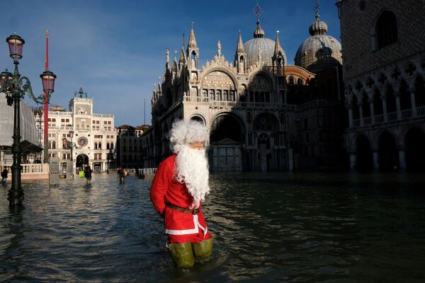  В Венеции высокие паводки, которые отнюдь не мешают Санта-Клаусу пробираться к детишкам - Sputnik Грузия