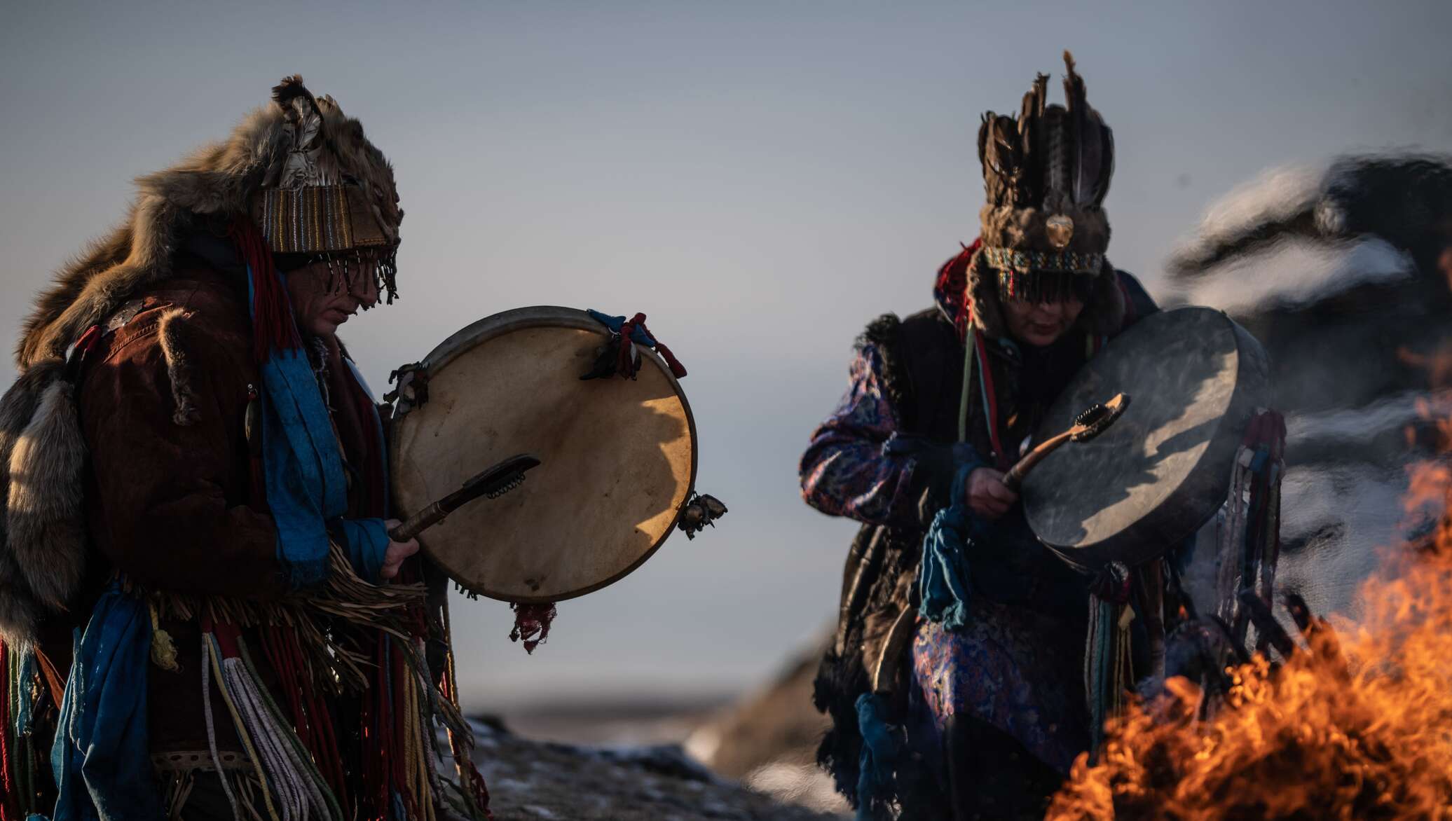 Иностранцы слушают реквием шамана