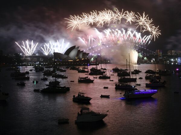 А в полночь в  Сиднее, в знаменитой гавани Sydney Harbour вспыхивает один из самых больших в мире фейерверков, посмотреть на который ежегодно собирается более миллиона человек - Sputnik Грузия