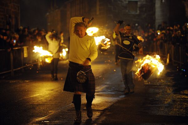В Шотландии праздник Нового года называется Хогмани. По древней традиции на новогоднюю ночь поджигают бочки с дегтем и катят их по улицам, сжигая таким интересным образом старый год и приглашая новый - Sputnik Грузия