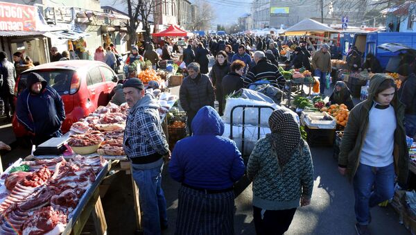 Торговля в канун Нового года на Навтлугском базаре в столице Грузии. Из серии Новогодний рынок - Sputnik Грузия