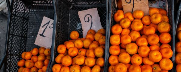 Торговля в канун Нового года на Дезертирском базаре в столице Грузии. Из серии Новогодний рынок - Sputnik Грузия