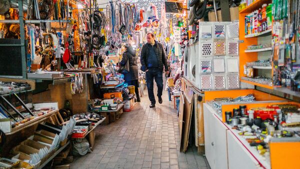 Торговля в канун Нового года на Дезертирском базаре в столице Грузии. Из серии Новогодний рынок - Sputnik Грузия