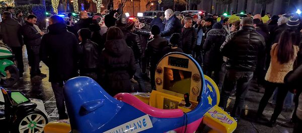 Власти убрали палатки оппозиции у здания парламента в ночь на 31 декабря, чтобы установить там новогодние аттракционы - Sputnik Грузия