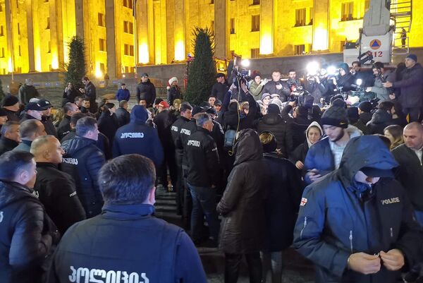 პოლიციასთან დაპირისპირება და ატრაქციონები – პარლამენტთან კვლავ ხმაური იყო პოლიციასთან დაპირისპირება და ატრაქციონები – პარლამენტთან კვლავ ხმაური იყო - Sputnik საქართველო