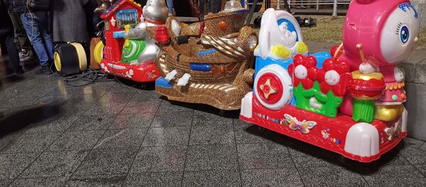 პარლამენტის წინ კარვები აღებულია და დამონტაჟებულია საბავშვო ატრაქციონები - Sputnik საქართველო