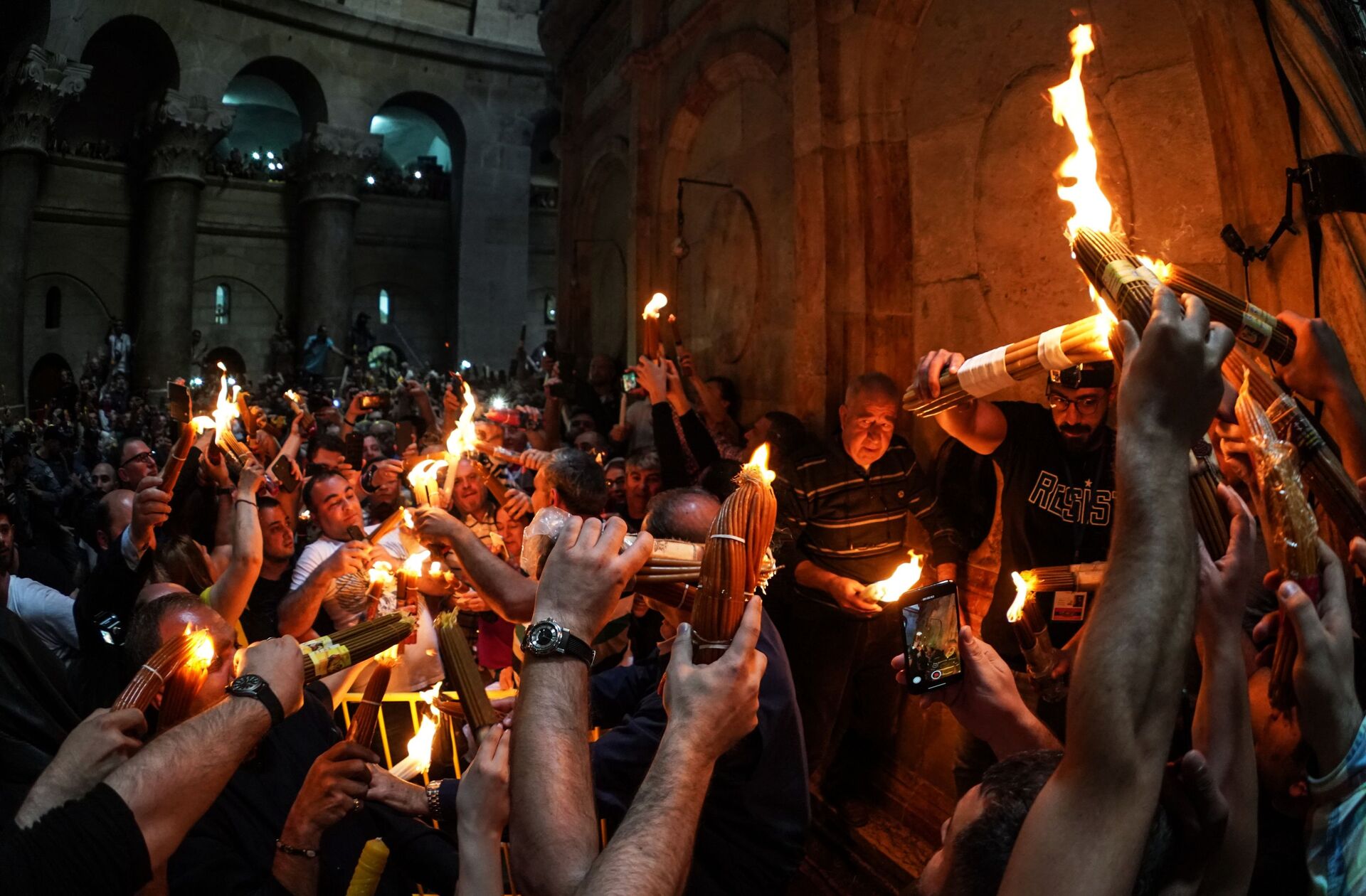 Верующие празднуют схождение Благодатного огня в храме Гроба Господня - Sputnik Грузия, 1920, 15.04.2023