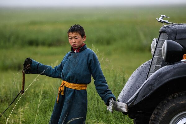 Монгольский мальчик рядом с автомобилем ГАЗ-М1 в поле - Sputnik Грузия