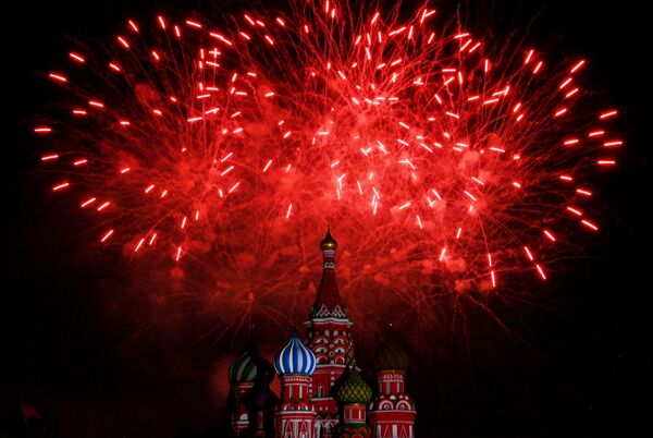 Салют на торжественной церемонии открытия XII Международного военно-музыкального фестиваля Спасская башня на Красной площади в Москве - Sputnik Грузия