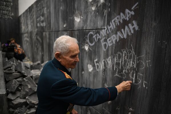 დიდი სამამულო ომის ვეტერანი როსტისლავ დმიტრიევიჩ ბიტიანოვი რაიხსტაგის კედელზე წარწერას ტოვებს - Sputnik საქართველო