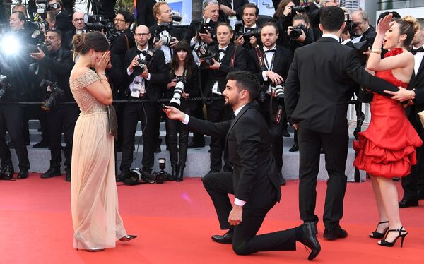 Мужчина делает предложение девушке на красной дорожке премьеры фильма Тайная жизнь в рамках 72-го Каннского международного кинофестиваля - Sputnik Грузия