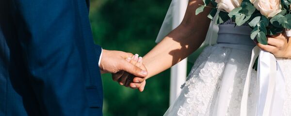 Жених и невеста во время свадебной церемонии держатся за руки - Sputnik Грузия