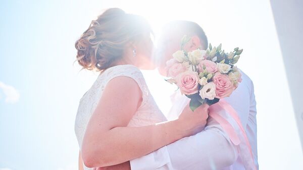 Молодожены целуются на свадьбе - Sputnik Грузия