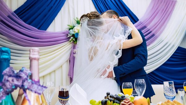 Молодожены целуются на свадьбе - Sputnik Грузия