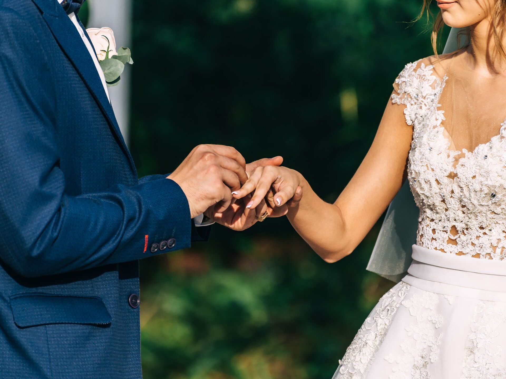 Жених оказался миллионером. Выбор жениха. Свадебная фотосессия в Грузии. Руки жениха и невесты с кольцами. Многолюдная свадьба.