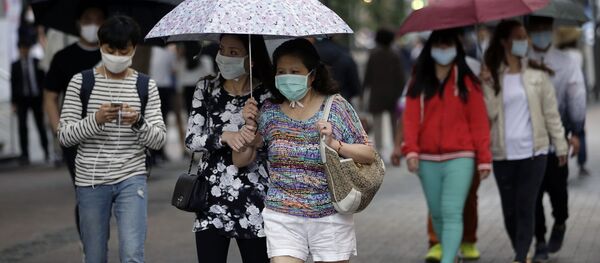Люди в масках от гриппа идут по улице - Sputnik Грузия