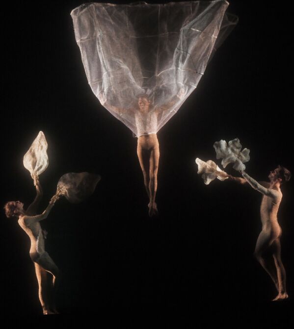 Артисты балета итальянского театра NoGravity в сцене из спектакля Леонардо в рамках фестиваля искусств Вдохновение в Москве - Sputnik Грузия