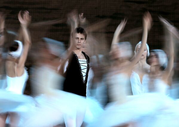 Артисты Новосибирского театра балета во время репетиции спектакля Лебединое озеро в Большом театре в Москве - Sputnik Грузия