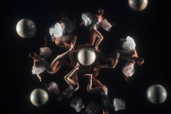 Артисты балета итальянского театра NoGravity в сцене из спектакля Леонардо в рамках фестиваля искусств Вдохновение в Москве - Sputnik Грузия