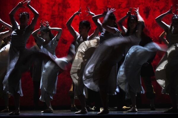 Артисты балета в сцене из спектакля Жизель на новой сцене Большого театра в Москве - Sputnik Грузия