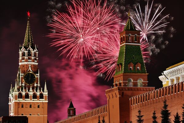 Большинство московских парков в новогоднюю ночь устраивают концерты, а на Красной площади при большом скоплении людей идет театрализованное шоу - Sputnik Грузия