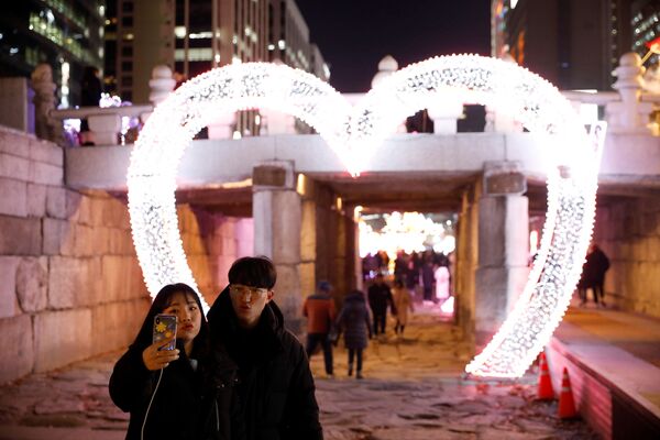 В Южной Корее Новый год встретили колокольным звоном и салютами. Колокольный звон означает приход нового года. Услышать его пришли несколько десятков тысяч корейцев - Sputnik Грузия