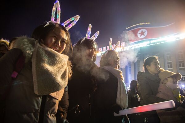  Несколько тысяч жителей КНДР в новогоднюю ночь пришли на площадь имени Ким Ир Сена в центре Пхеньяна, чтобы посмотреть красочное представление с ярким салютом и гала-концертом под открытым небом - Sputnik Грузия