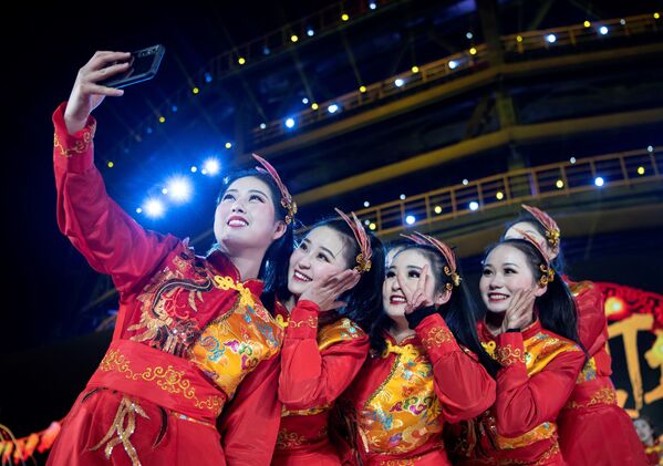 В Китае Новый год  празднуют в конце января-начале февраля, но китайцы любят отметить праздник и со всем миром. В Пекине прошел концерт, в Гонконге  устроили световое шоу с лазерной анимацией. От традиционных фейерверков было решено отказаться из-за протестов и столкновений - Sputnik Грузия
