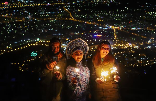 Жители и гости Пятигорска встречают Новый год на вершине горы Машук - Sputnik Грузия