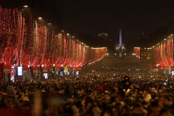 Десятки тысяч человек встретили наступление 2020 года на Елисейских полях в Париже. В полночь на Триумфальной арке началось свето-музыкальное шоу, которое сопровождалось праздничным салютом - Sputnik Грузия