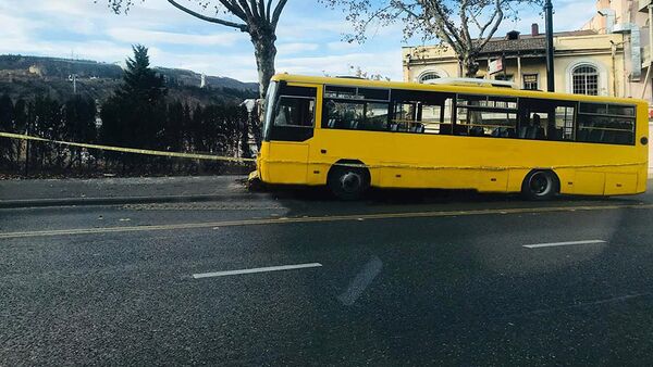 Автоавария в Авлабари. Автобус врезался в дерево - Sputnik Грузия