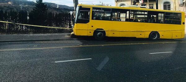 Автоавария в Авлабари. Автобус врезался в дерево - Sputnik Грузия