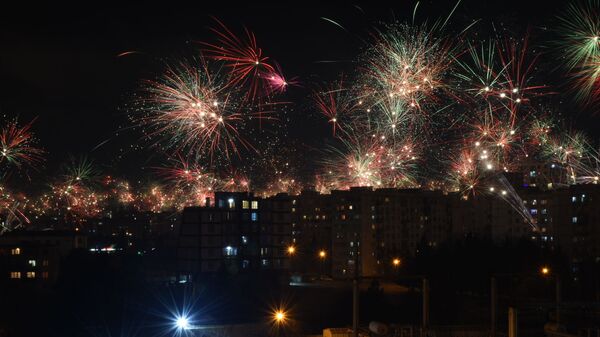 Фейерверки и салюты над столицей Грузии в новогоднюю ночь - Sputnik Грузия