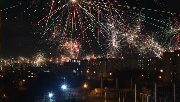Фейерверки и салюты над столицей Грузии в новогоднюю ночь - Sputnik Грузия