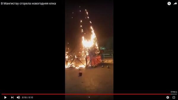 Видеофакт: 17-метровая новогодняя елка сгорела дотла в Казахстане - Sputnik Грузия