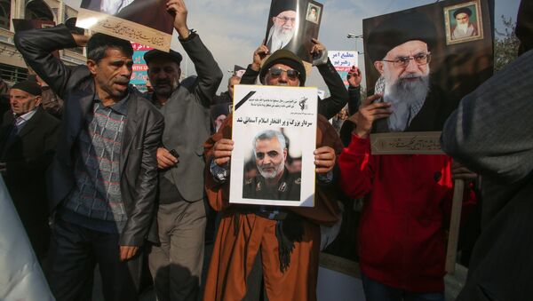 Иранцы держат плакат убитого генерала Касема Солеймани во время демонстрации в столице страны Тегеране  - Sputnik Грузия