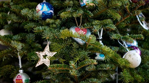 Празднично украшенная новогодняя елка - Sputnik Грузия