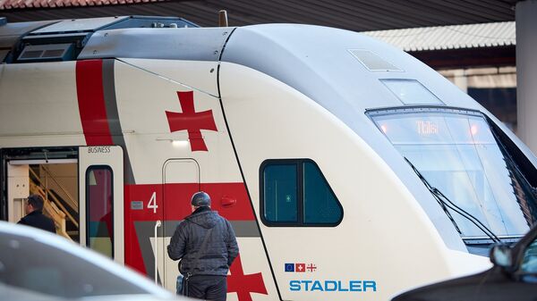 Двухэтажный пассажирский поезд Stadler выполняет рейс Тбилиси - Батуми - Sputnik Грузия