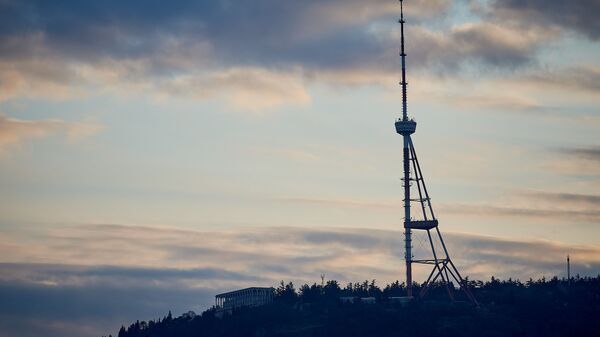 Вечернее небо над городом Тбилиси. Телевышка на горе Мтацминда - Sputnik Грузия