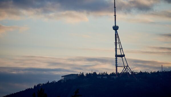 Вечернее небо над городом Тбилиси. Телевышка на горе Мтацминда - Sputnik Грузия