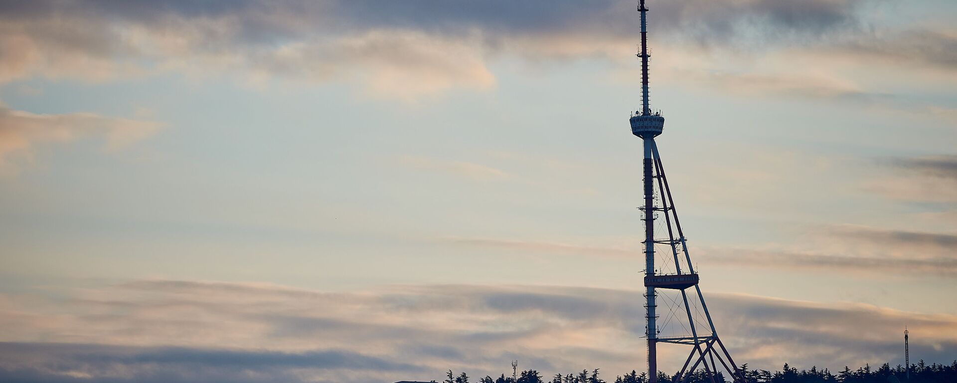Вечернее небо над городом Тбилиси. Телевышка на горе Мтацминда - Sputnik Грузия, 1920, 03.01.2021