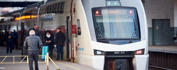 Двухэтажный пассажирский поезд Stadler выполняет рейс Тбилиси - Батуми - Sputnik Грузия
