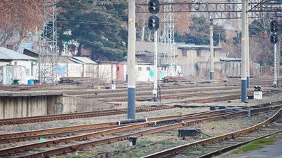 Железнодорожные пути. Рельсы на тбилисском железнодорожном вокзале