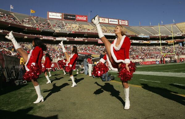 Участницы команды чирлидинга Arizona Cardinals в костюмах Санта-Клауса выступают во время игры на стадионе Sun Devil в городе Темпе, Аризона - Sputnik Грузия